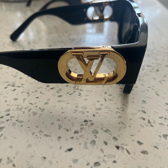 Louis Vuitton Womens sunglasses only worn once Excellent condition - Picture 4 of 9